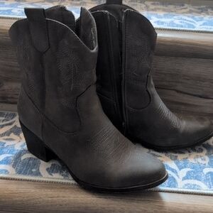 Global Win Grey Western Ankle Heel Boots